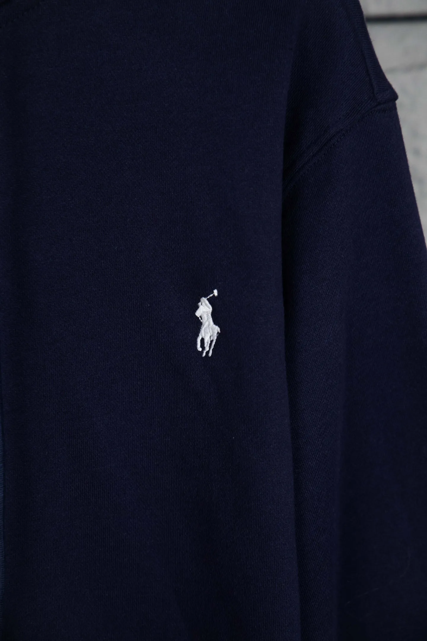 🅿️260 Style No.: M212 Ralph Lauren/Ralph Lauren pony embroidered zipper cardigan hooded sweatshirt. A sweatshirt for everyone in autumn and winter is here. You can wear it casually! ! This hooded sweatshirt is decorated with the simple style that represents Ralph Lauren and is paired with a pony embroidery pattern, which is three-dimensional and full! The solid color fabric paired with exquisite embroidery instantly sets it off! Hooded sports design, loose and casual fit! The overall texture is very strong! Through the pictures, we can feel the thickness and texture of custom-woven and dyed threads. The workmanship is exquisite. They are shipped from major foreign trade factories. They are all made by masters with many years of experience. Everything is of high standards and requirements! Simple and versatile model ~ Made of imported pique cotton fabric, which is super delicate and soft, close to the body without being tied. All fabrics and accessories are original custom-made and of high quality! Perfectly reflects the brand’s sense of superiority! Standard cut, comfortable stretch, unrestricted movement! Highly practical, high-end and classy! Versatile style ~ can be paired with jeans or jogging pants. Ideal for transitioning from your morning commute to weekend events! Size: S-XL Color: Gray Navy Black